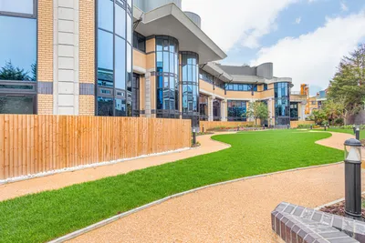 Landscaped lawn in the grounds at Vonder Skies