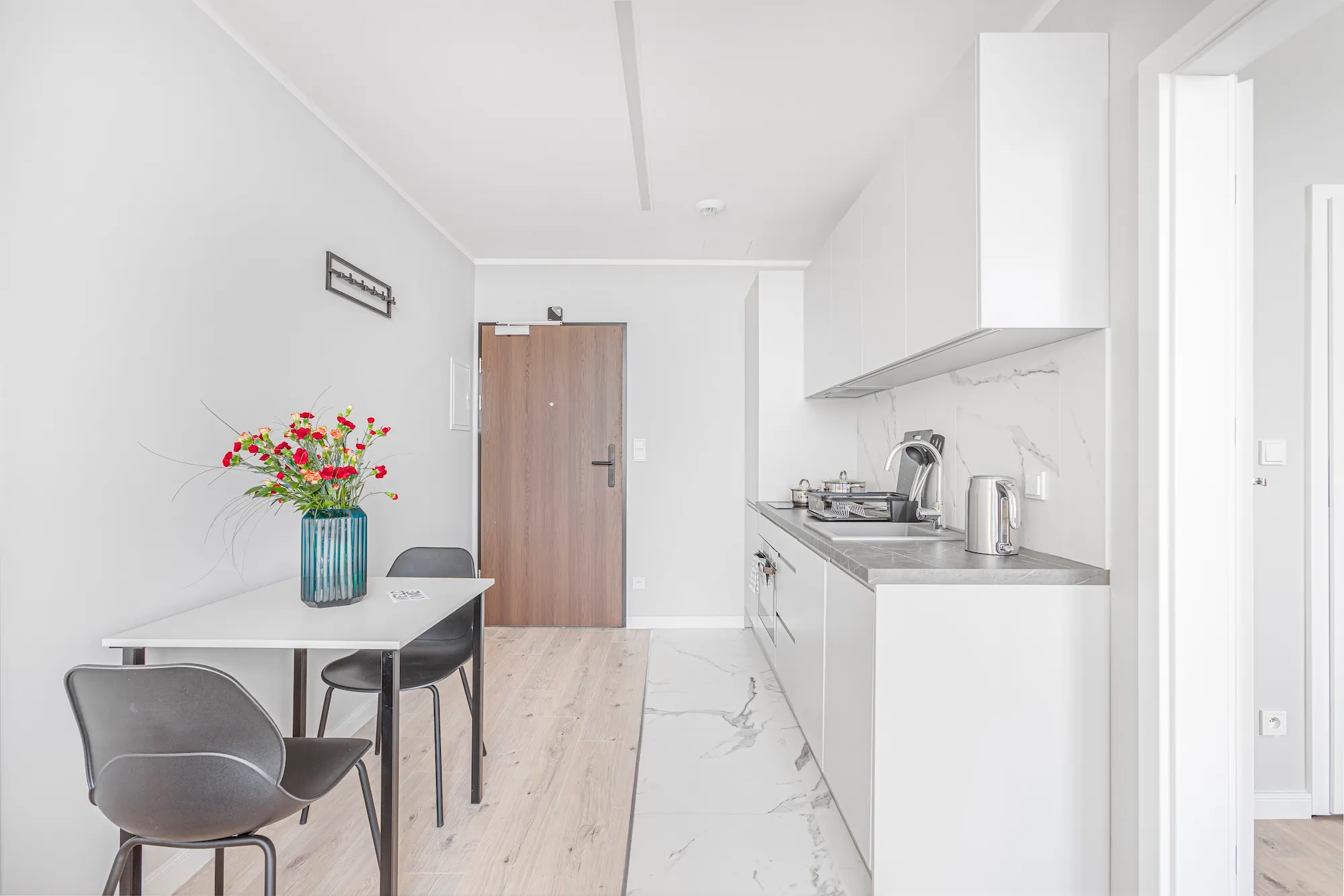 Kitchen in a one-bedroom apartment at Vonder Upriver, Warsaw