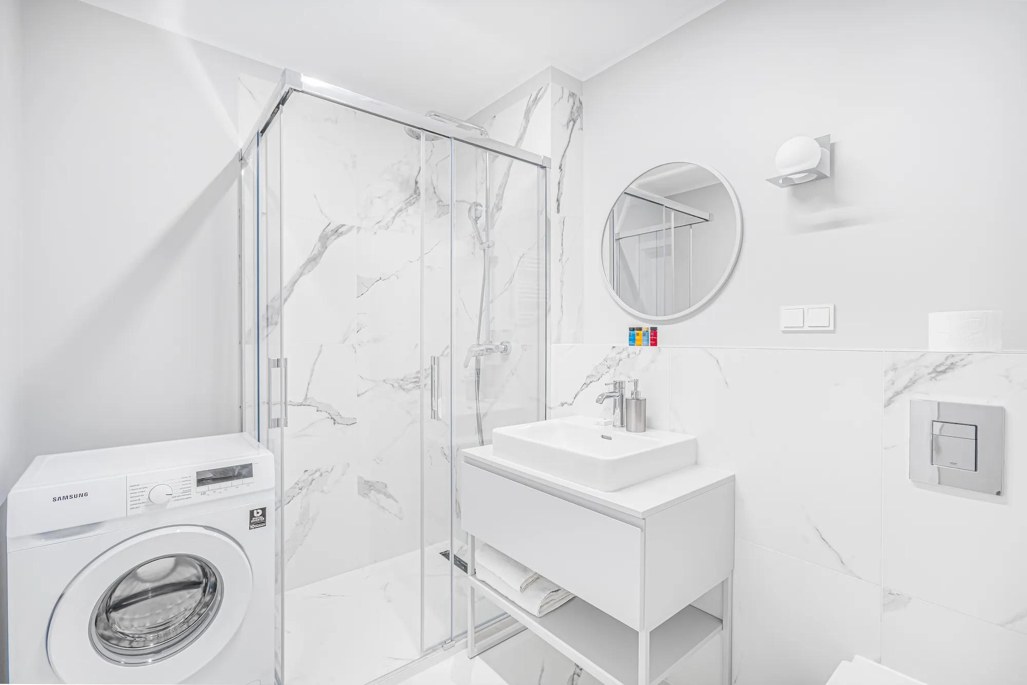 Bathroom in a one-bedroom apartment at Vonder Upriver, Warsaw