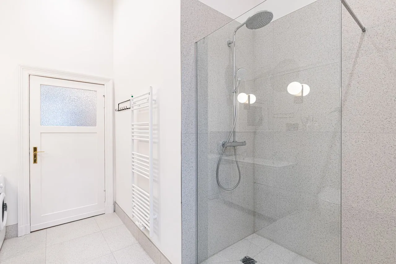1 Bedroom — Large