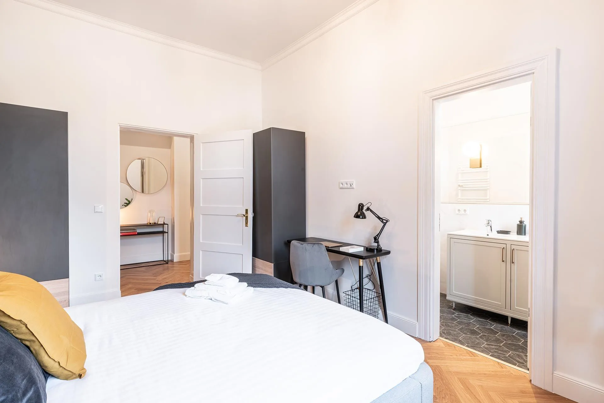 1 Bedroom — Large