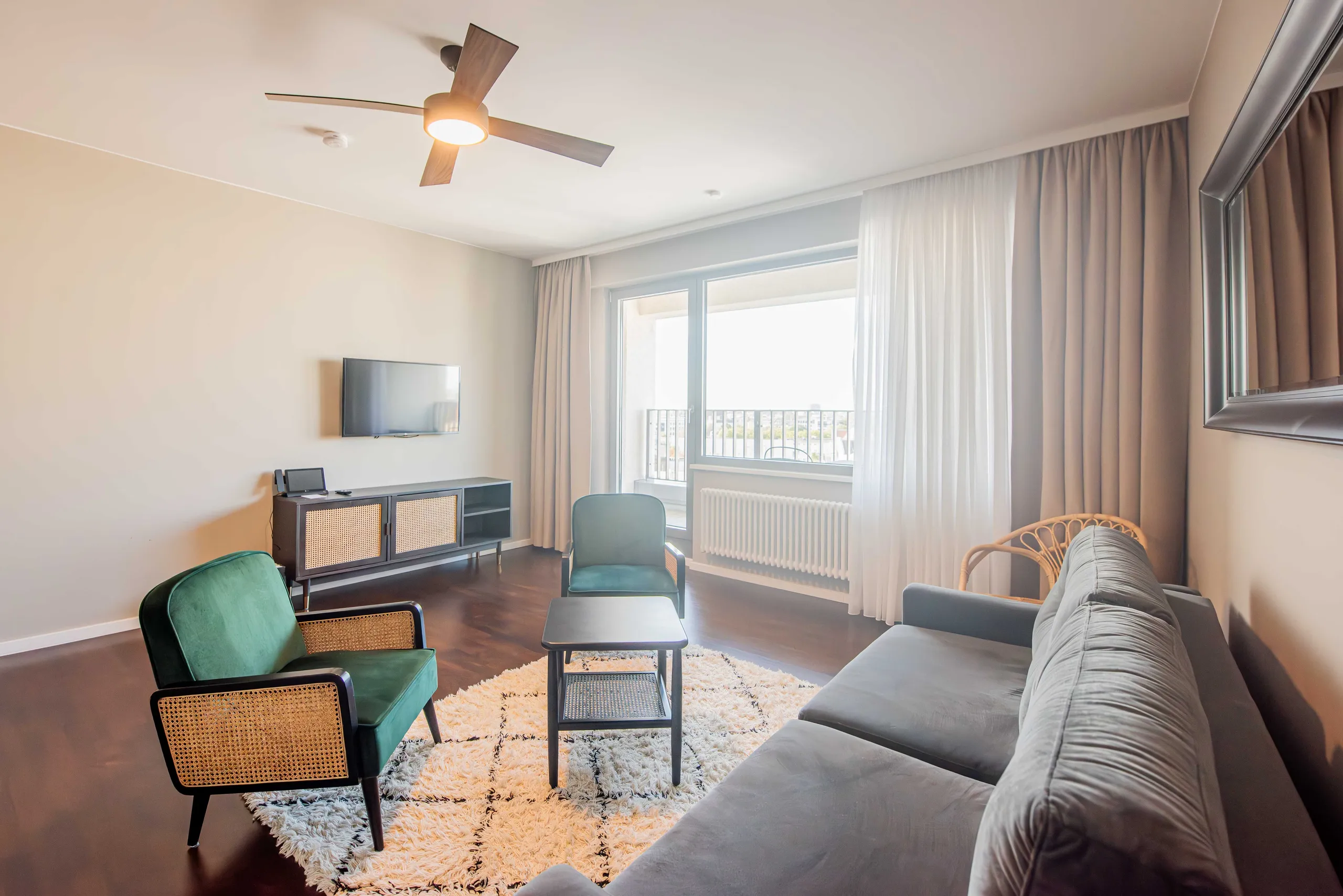 1 Bedroom — Large