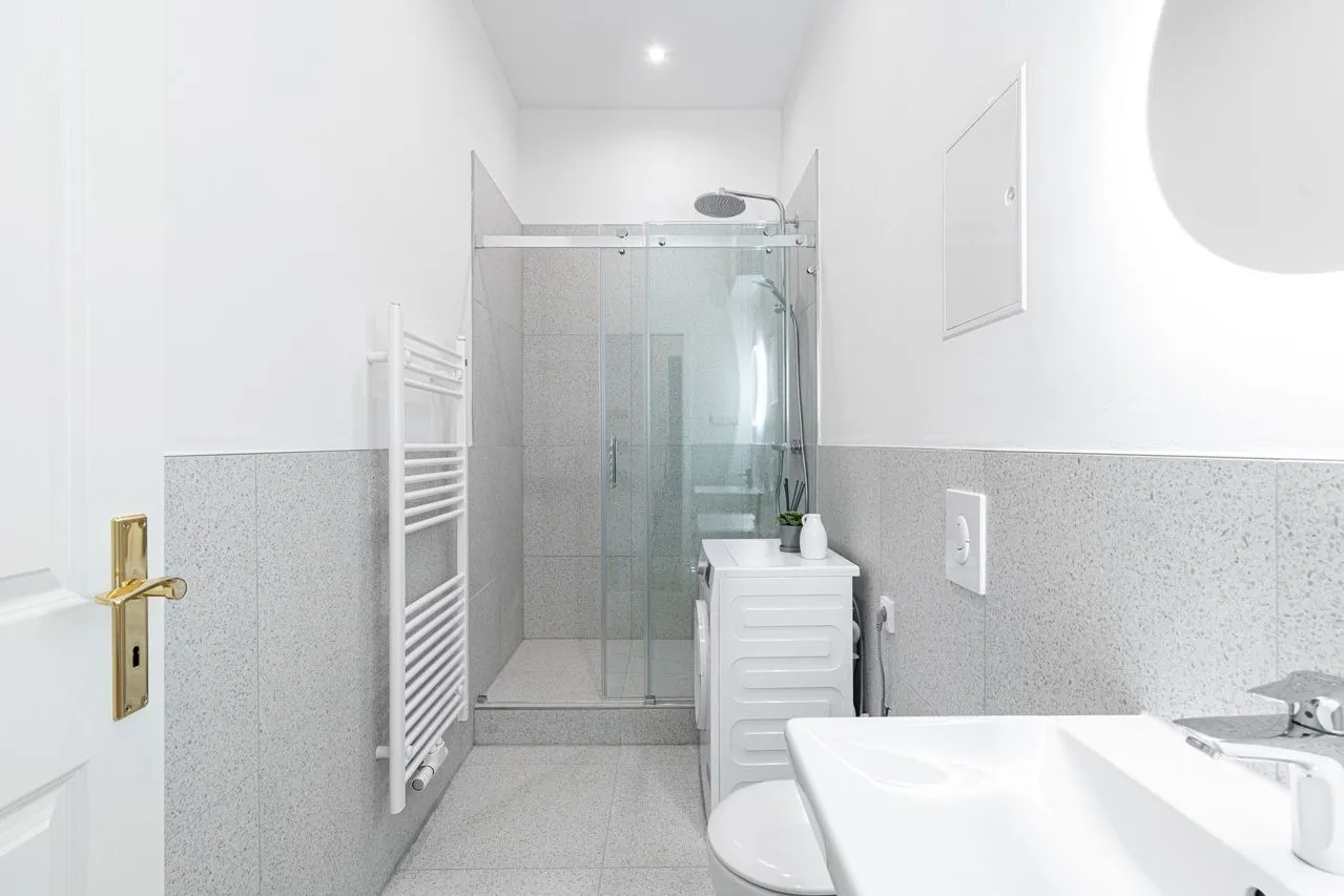 1 Bedroom — Large