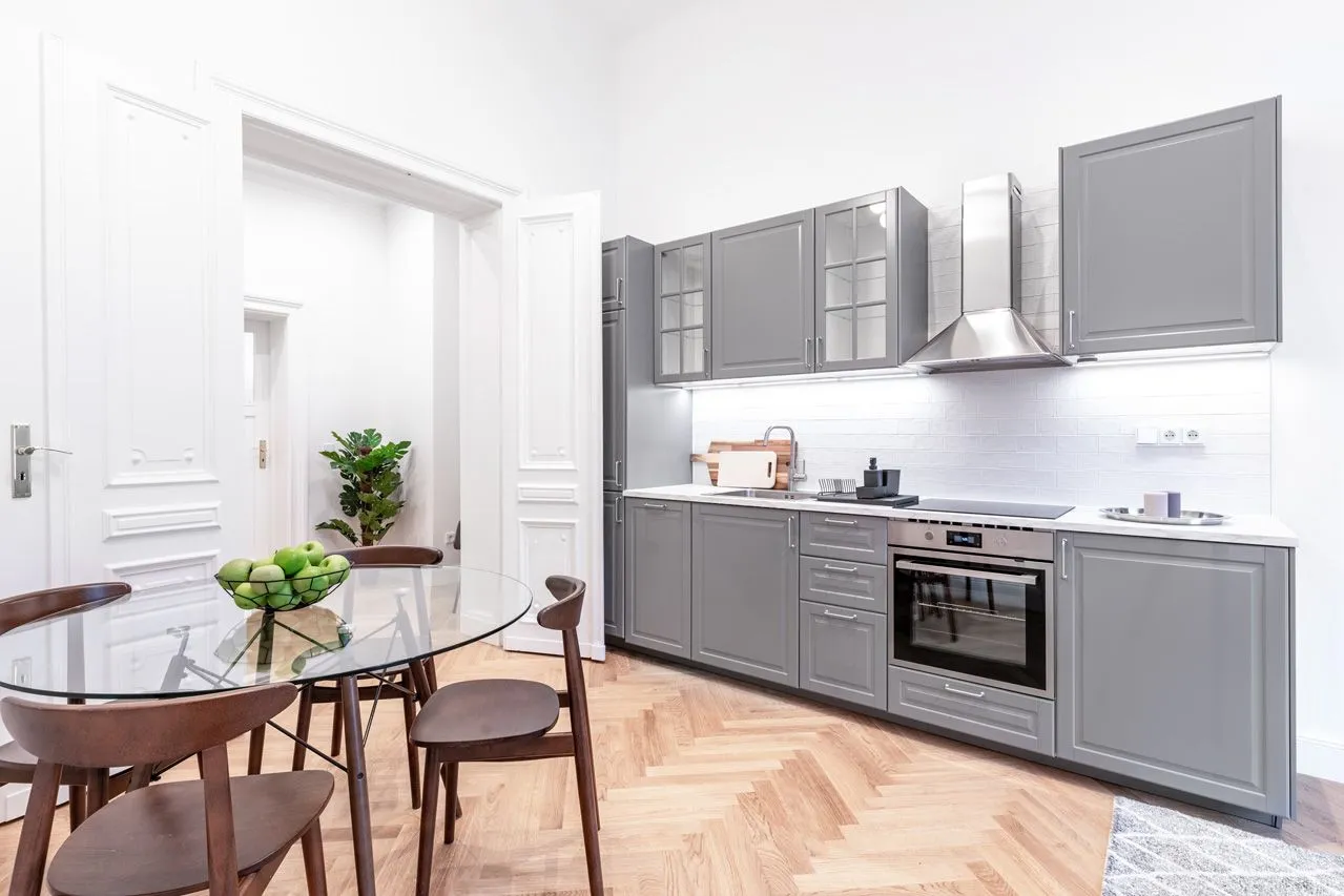 1 Bedroom — Large