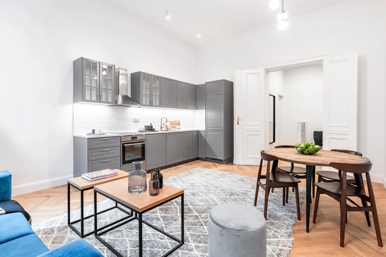 1 Bedroom — Large