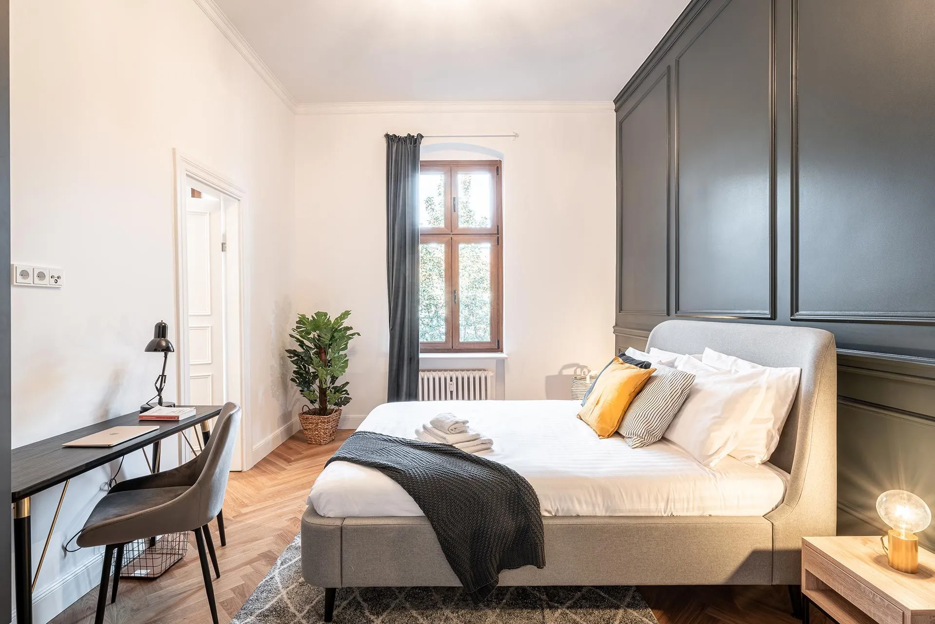 1 Bedroom — Large