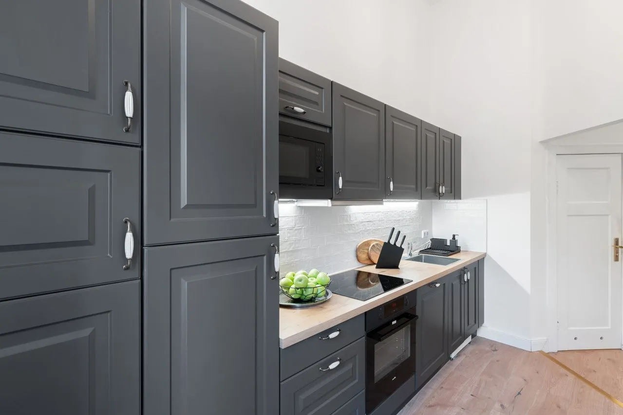 1 Bedroom — Large