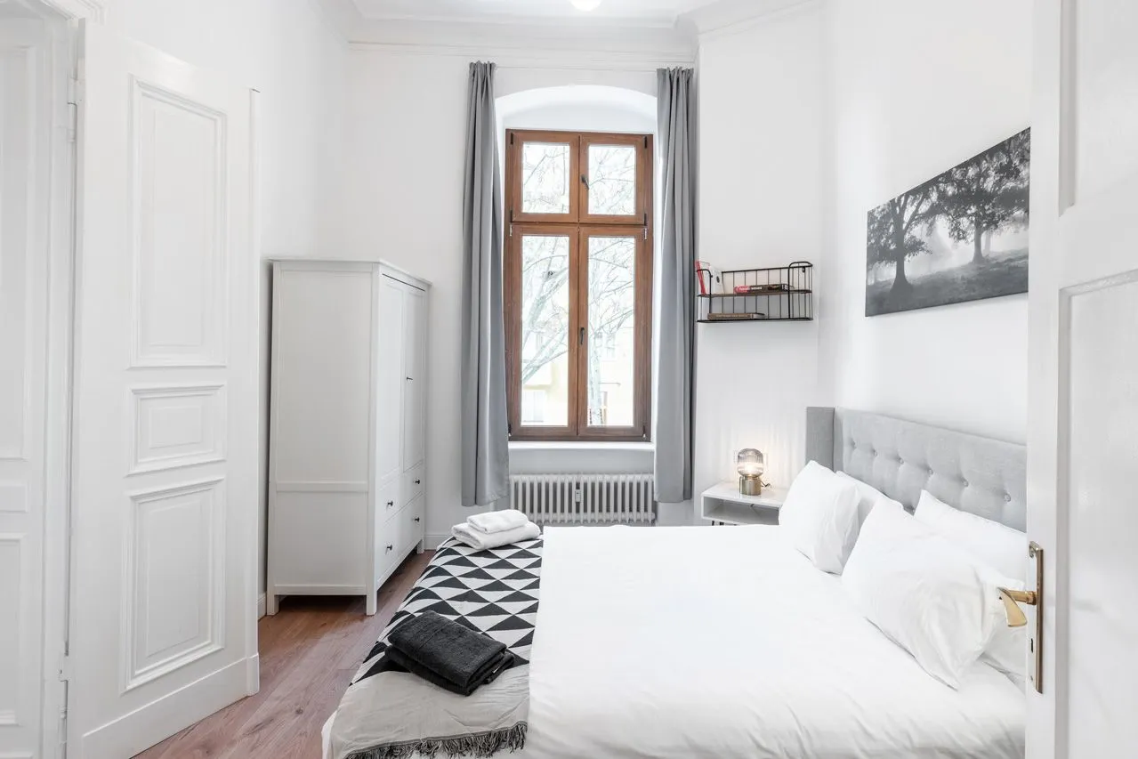 1 Bedroom — Large