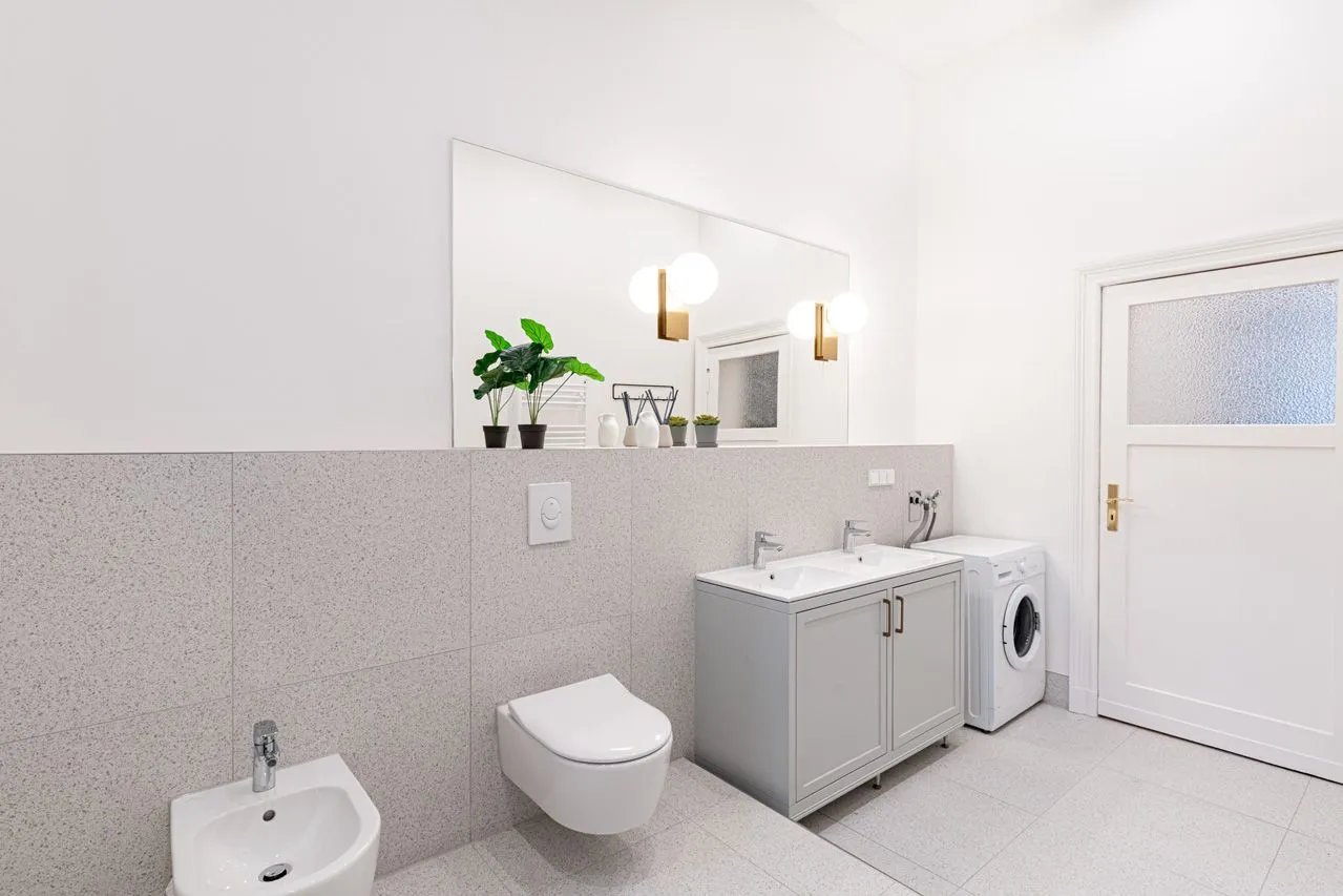 1 Bedroom — Large