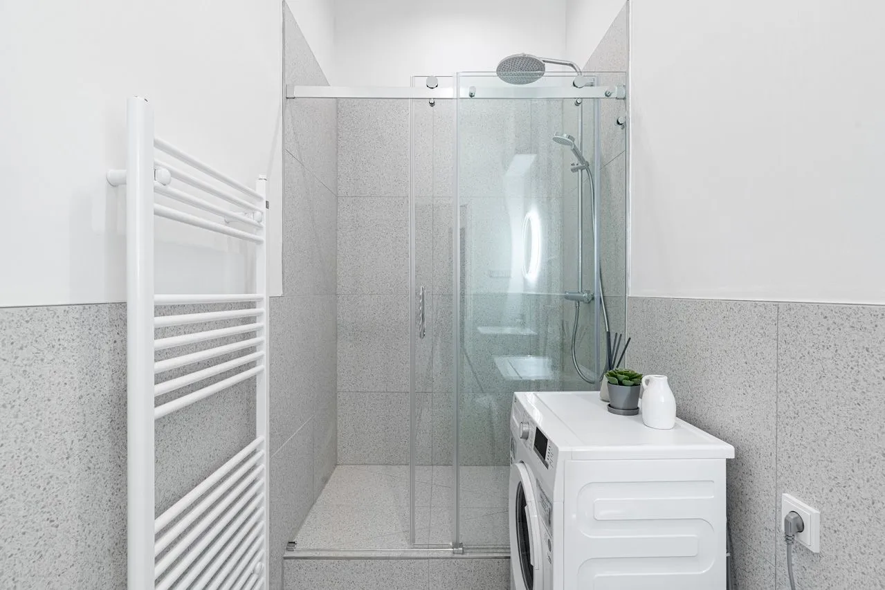 1 Bedroom — Large