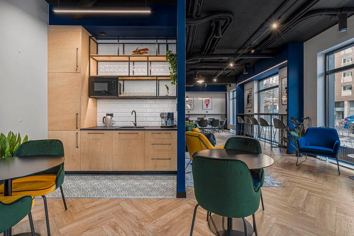 Communal kitchen and bar at Vonder Uptown