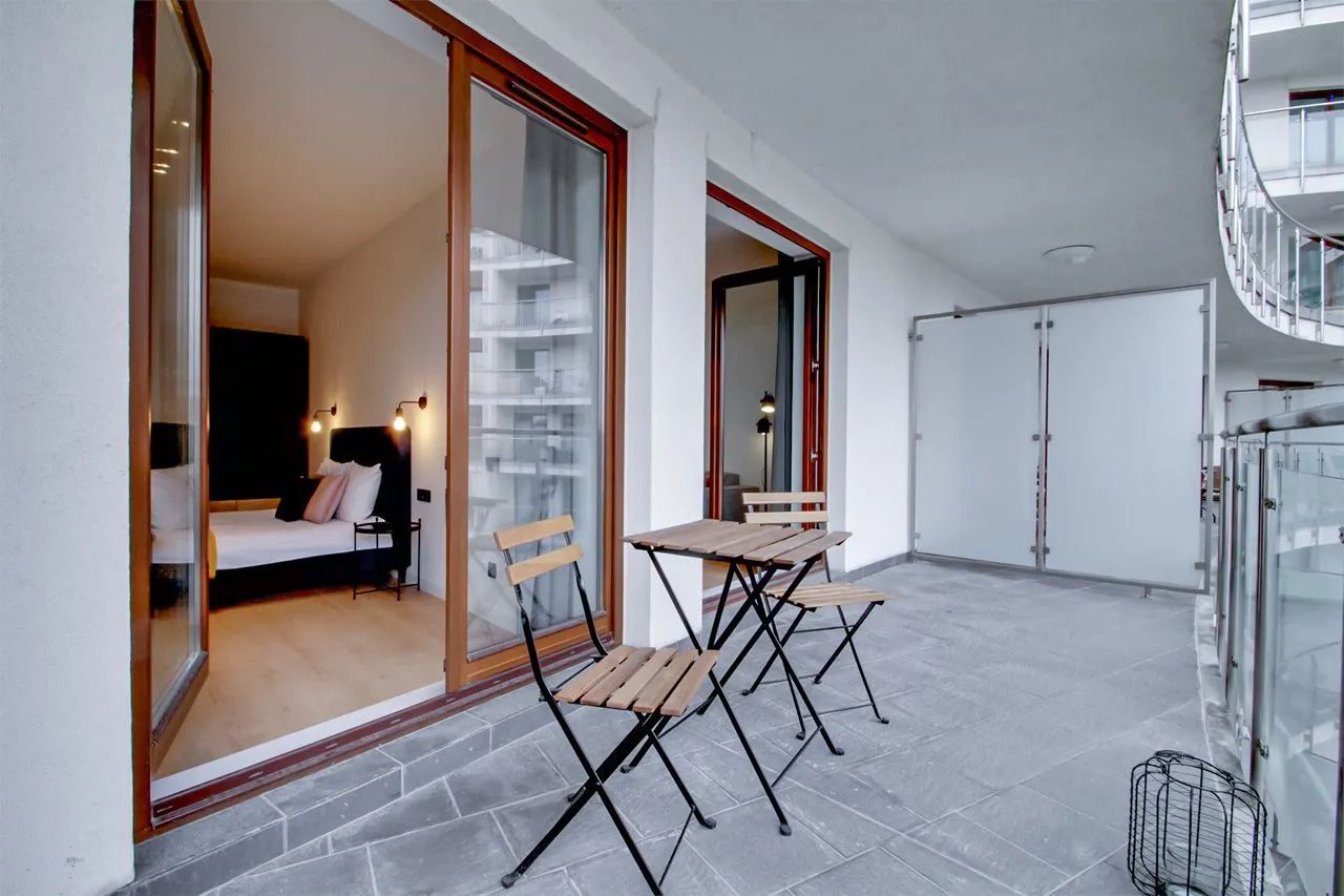 1 Bedroom — Large