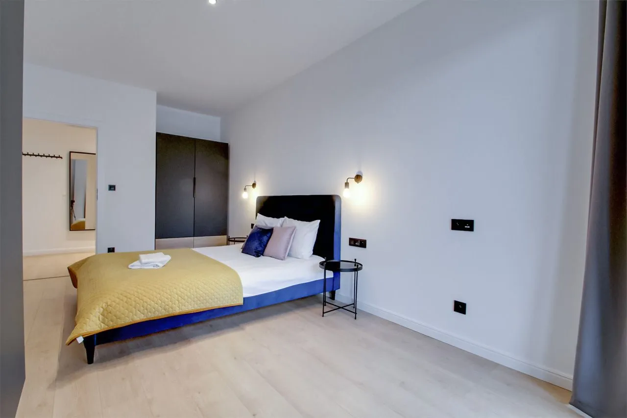 1 Bedroom — Large