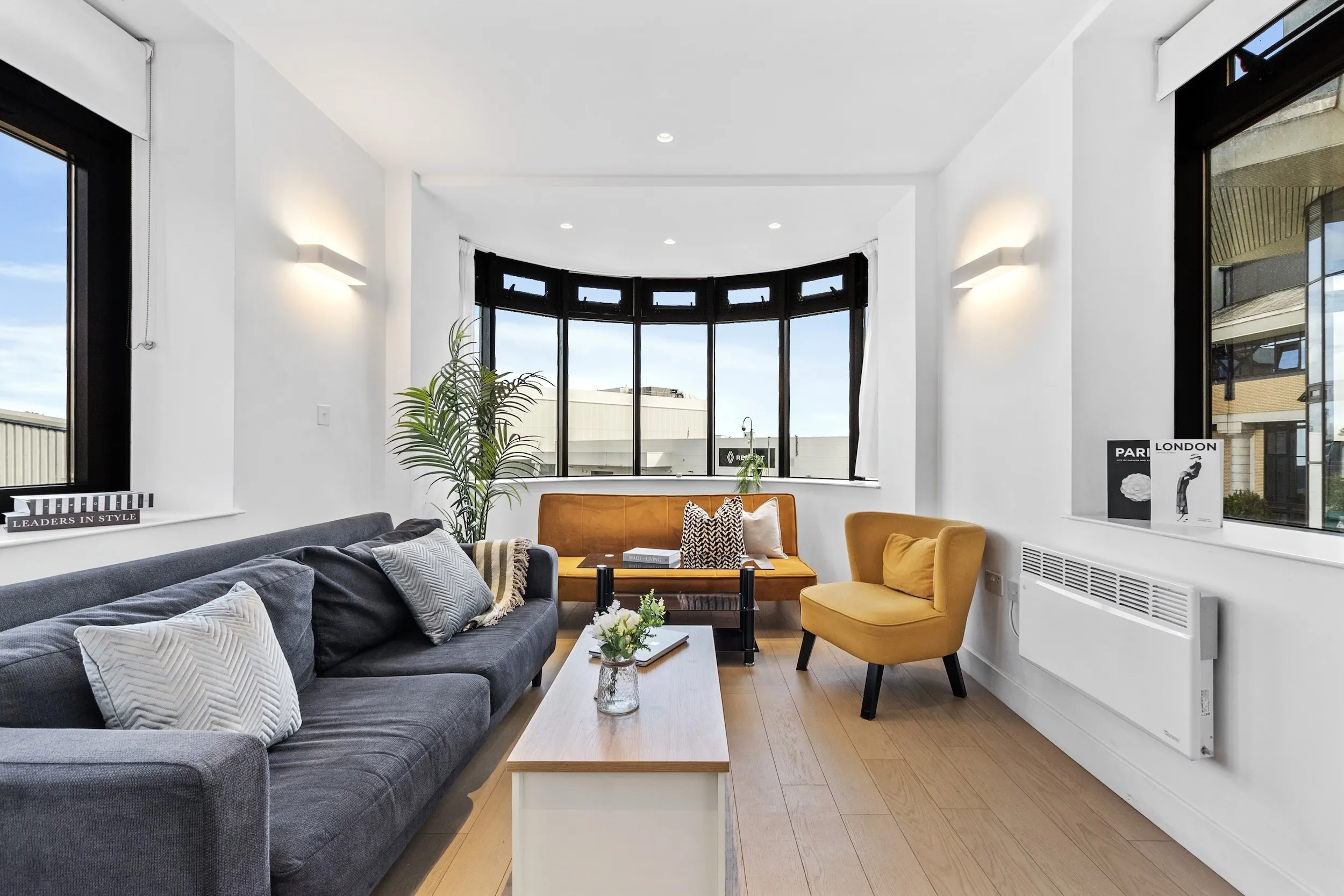 Living room with sofa and armchair at Vonder Skies