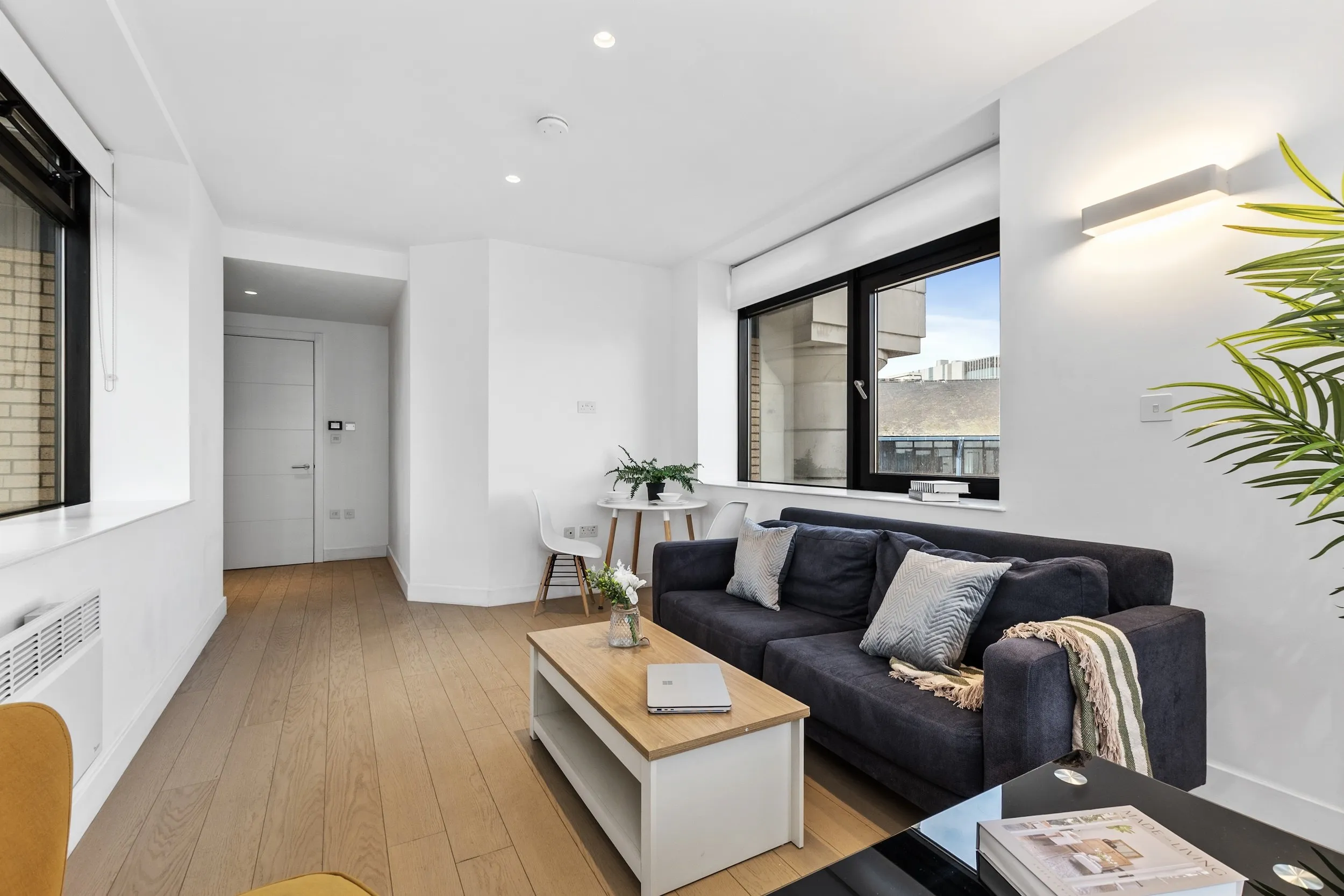 Living area with sofa and coffee table at Vonder Skies