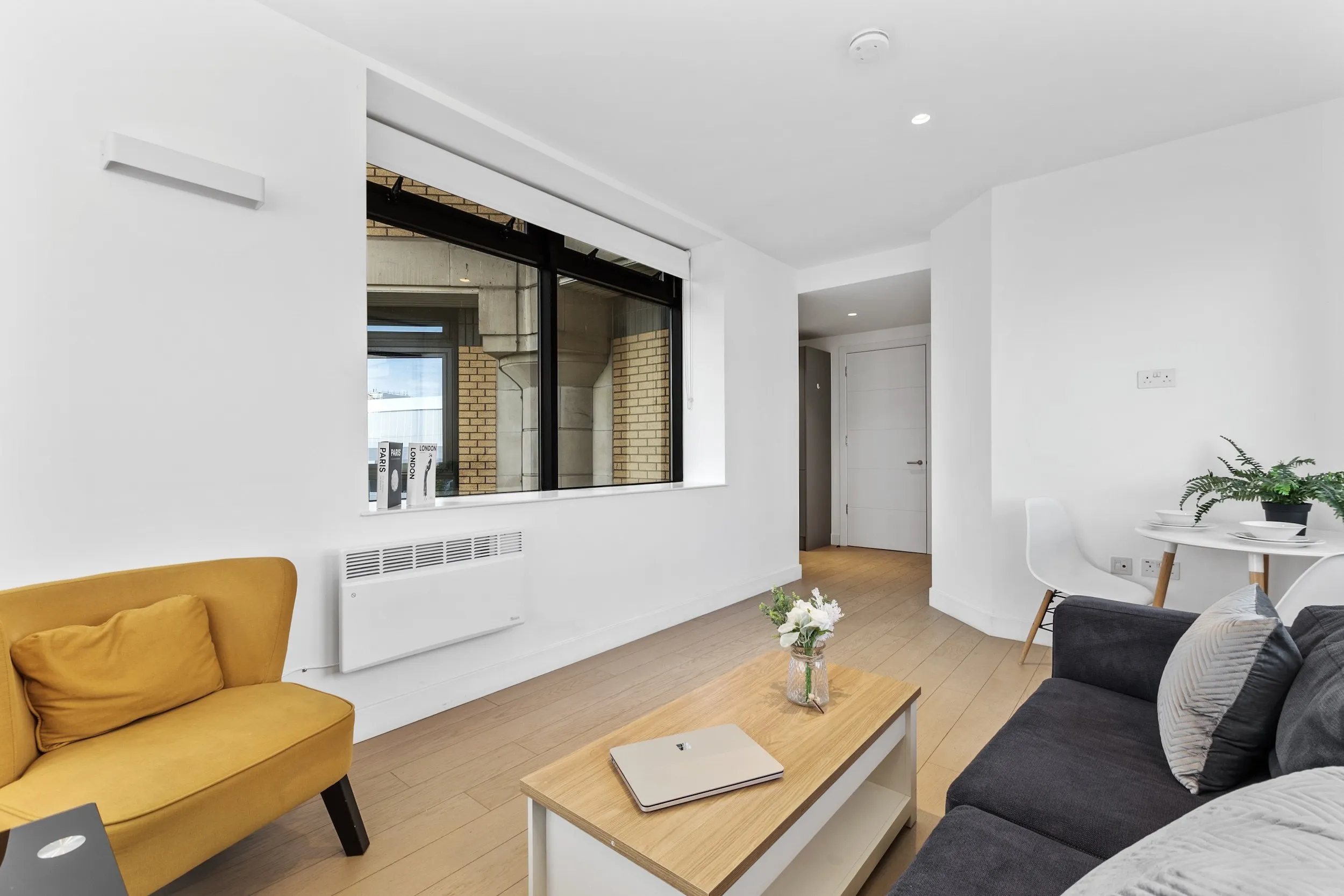 Seating area in the living room at Vonder Skies