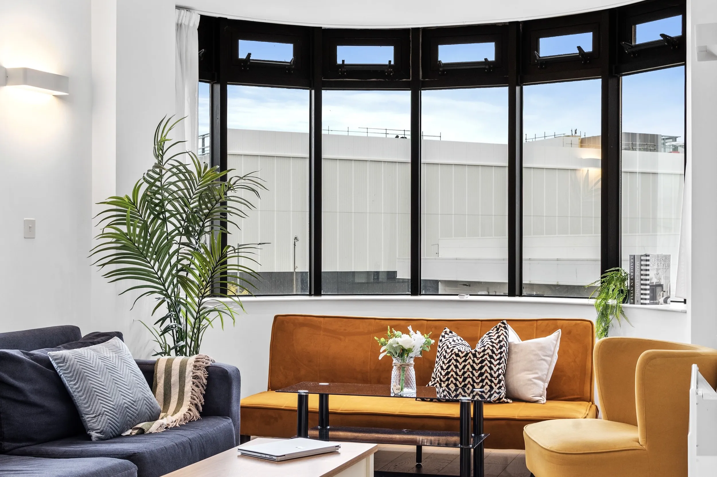 Living room with bay windows at Vonder Skies