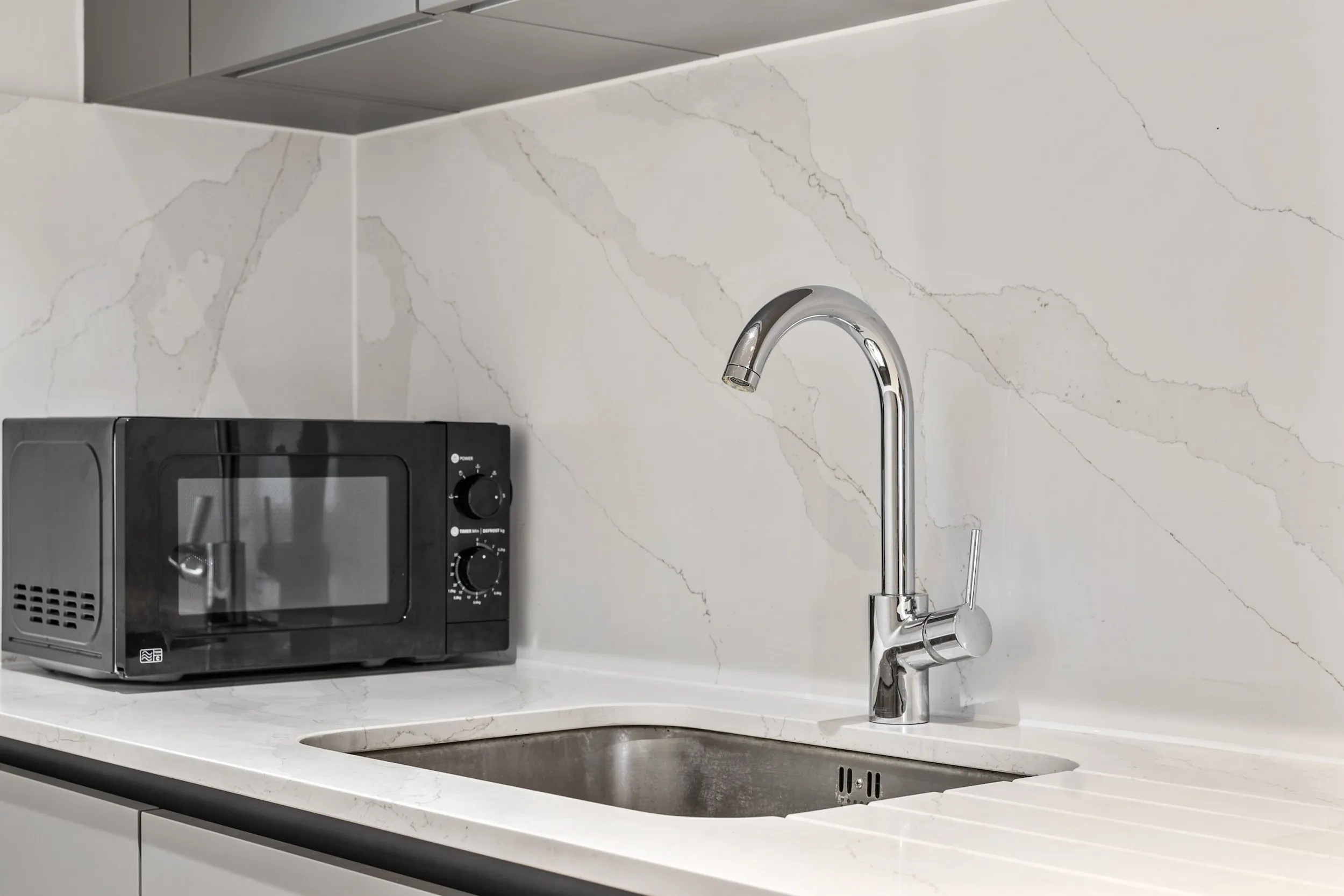Kitchen sink and microwave at Vonder Skies