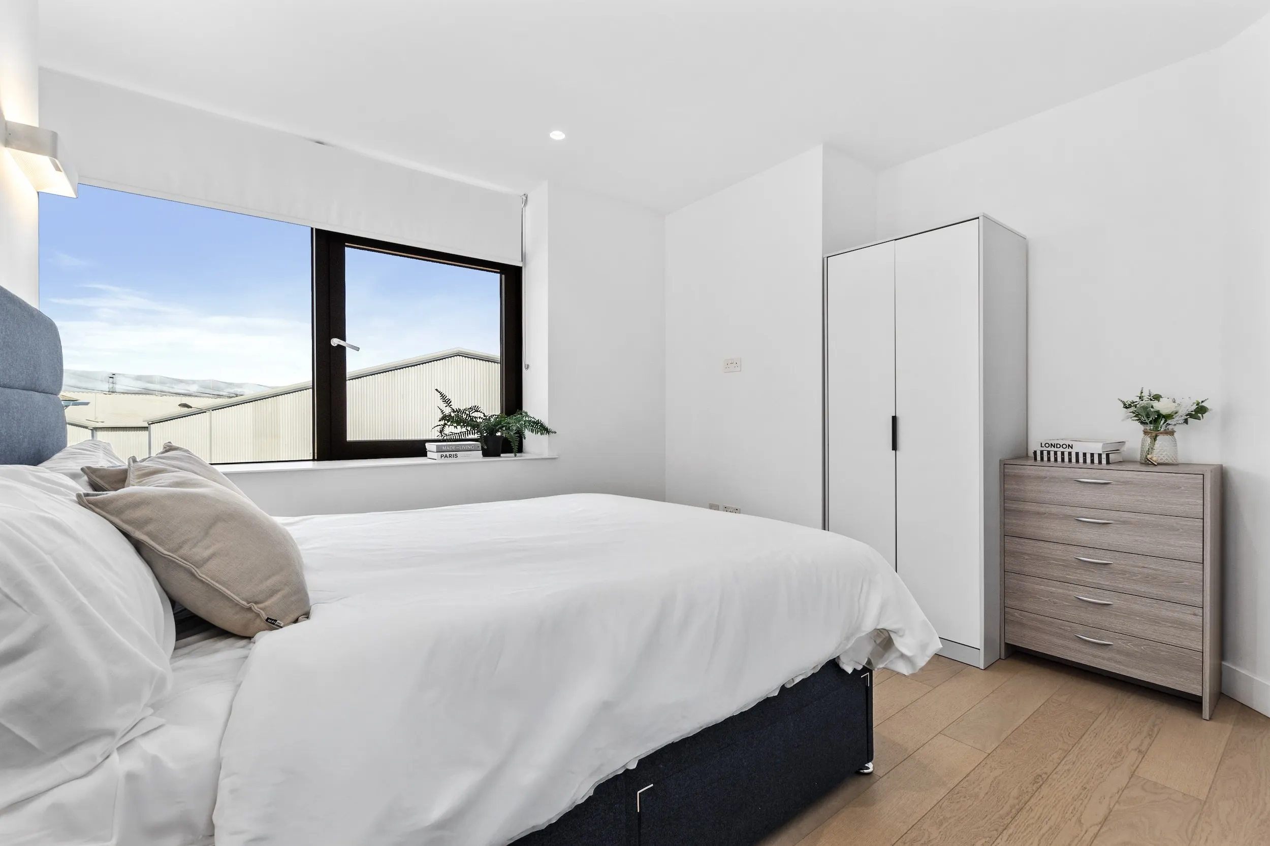 Main bedroom with window and chest of drawers at Vonder Skies