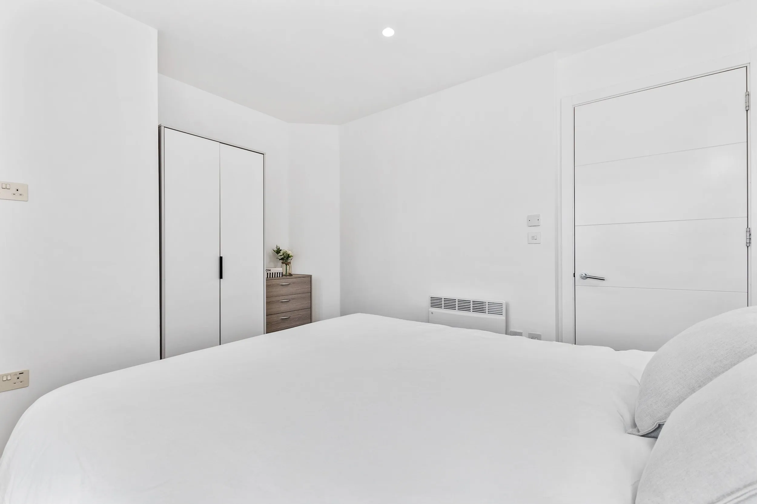 Bedroom with fitted wardrobe at Vonder Skies
