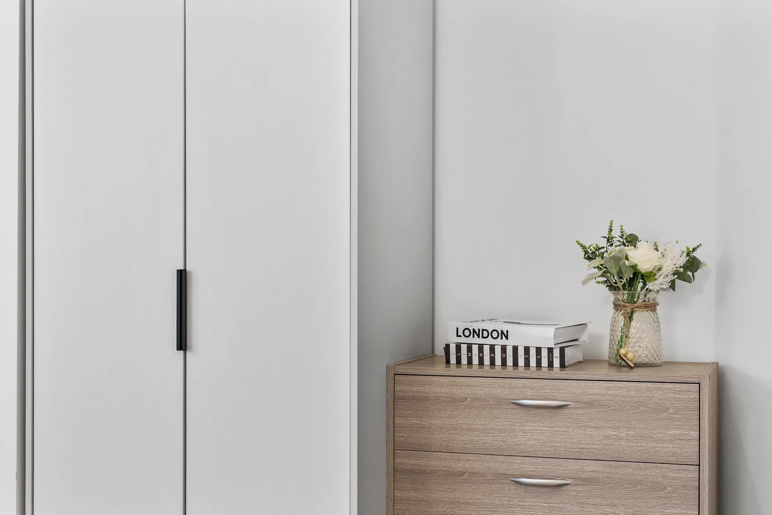 Fitted wardrobe and drawers in the bedroom at Vonder Skies
