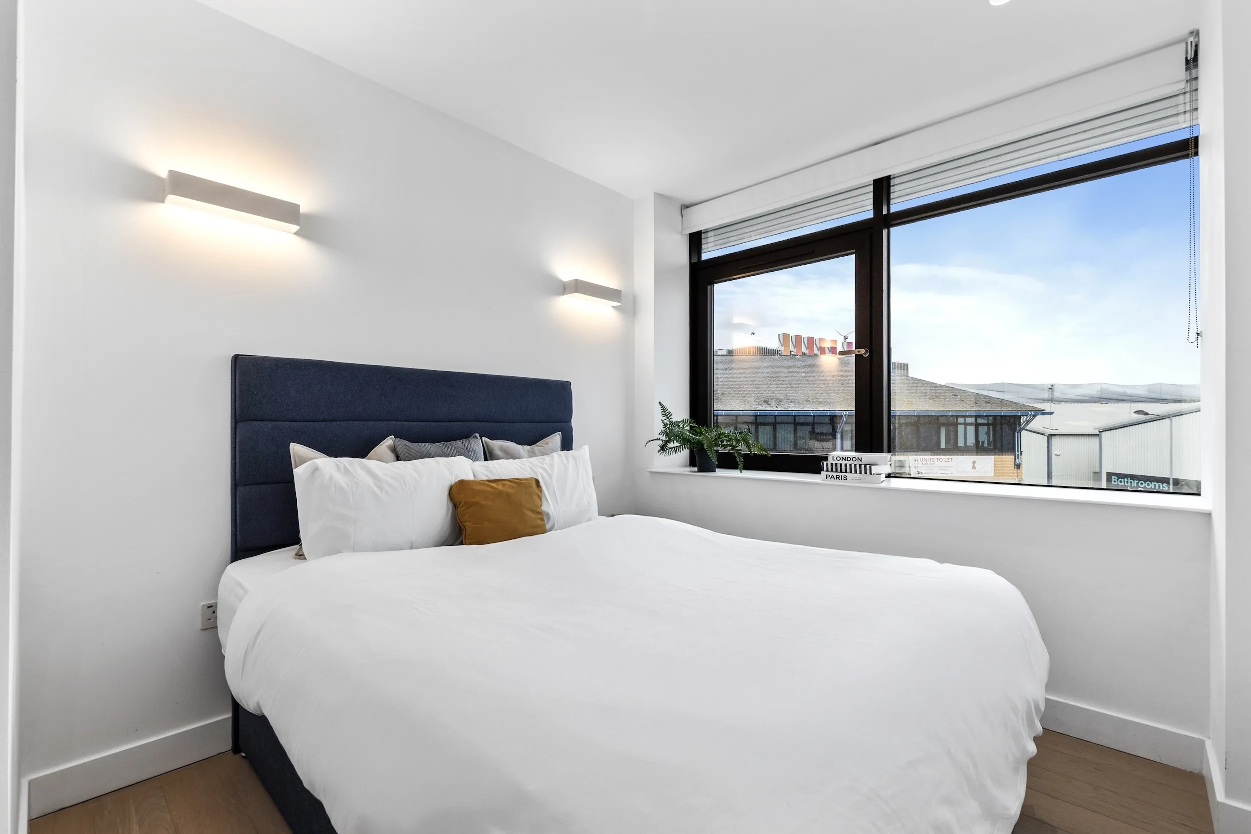 Double bed beside the bedroom window at Vonder Skies