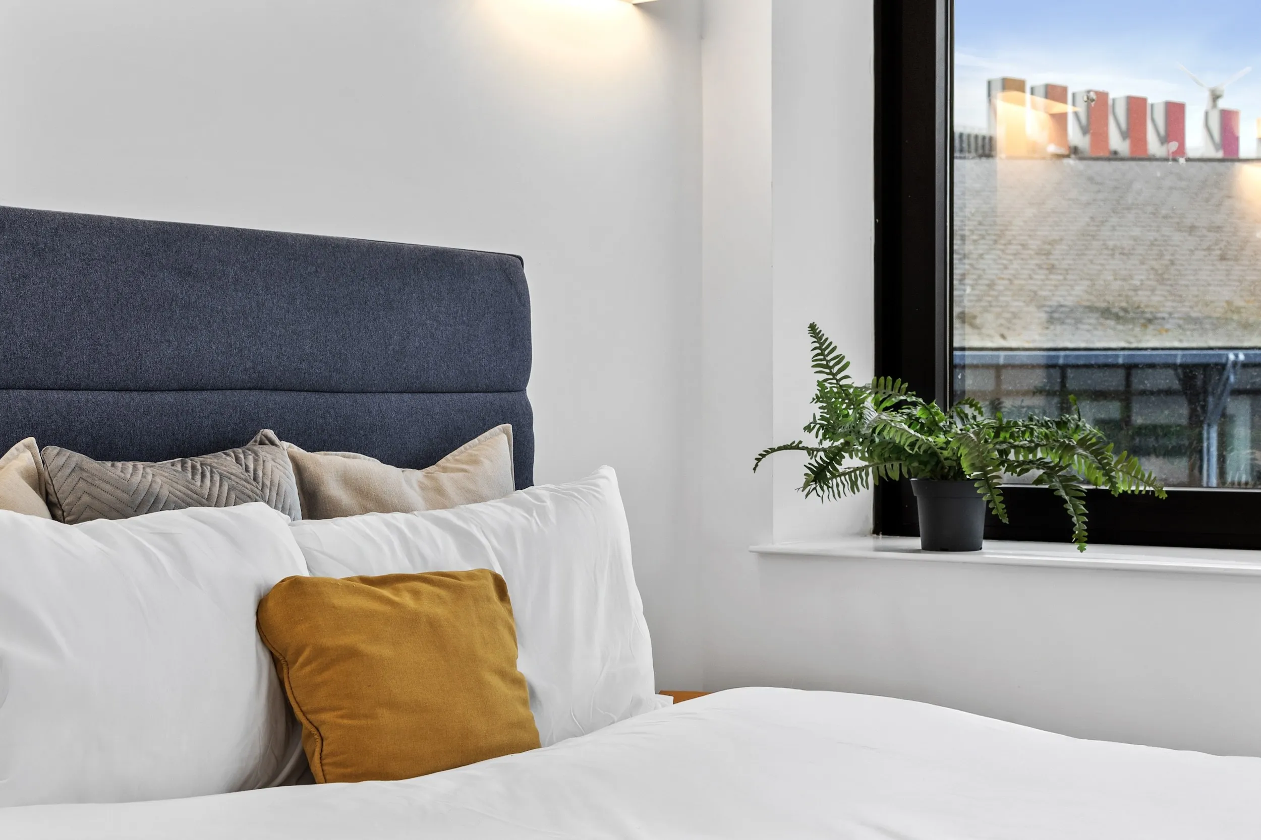Second bedroom with window at Vonder Skies