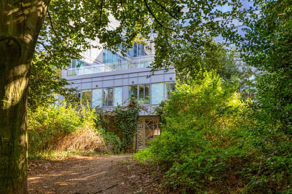 Vonder Parkside seen through the surrounding parkland
