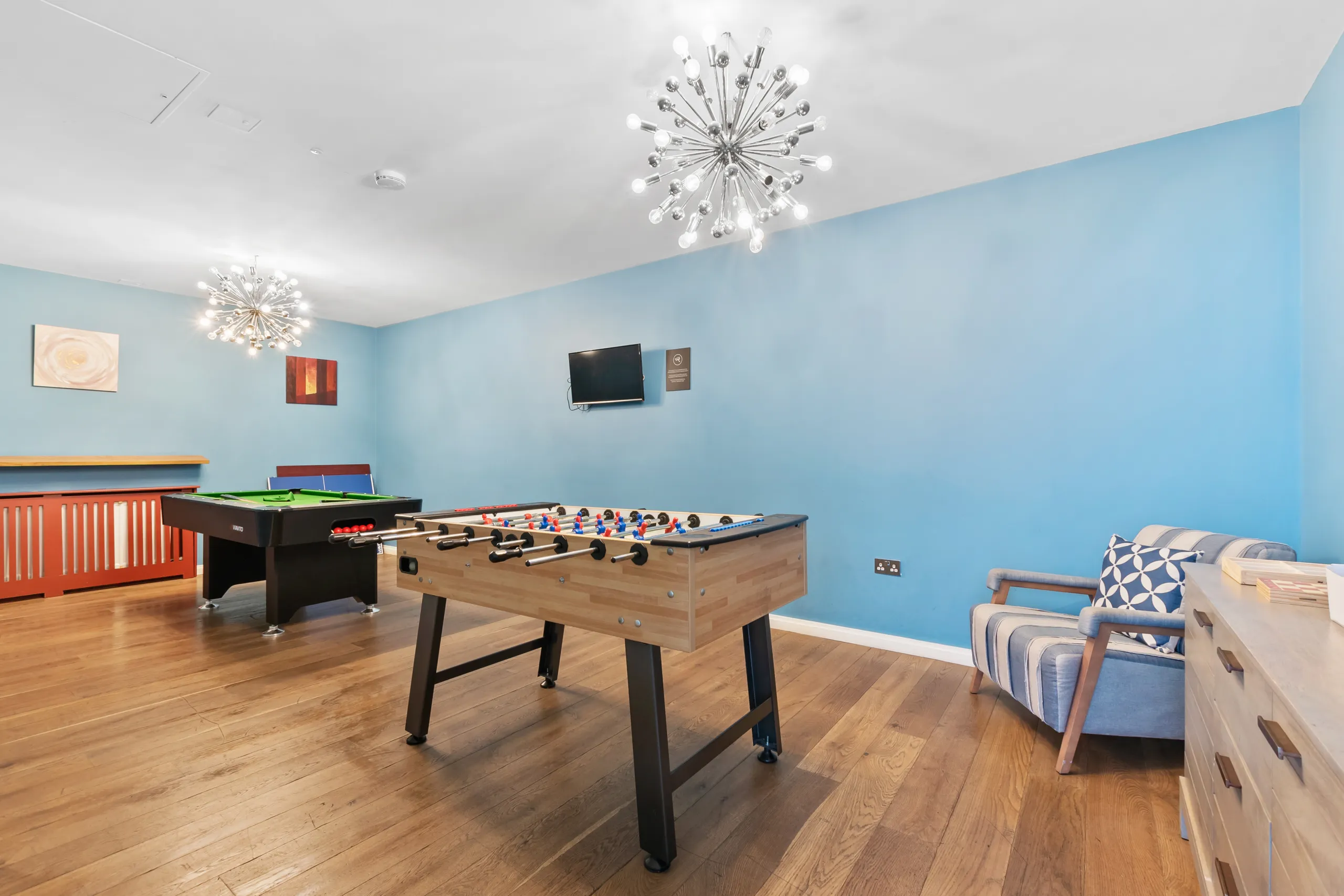 Games room with pool and table football at Vonder Bradstowe