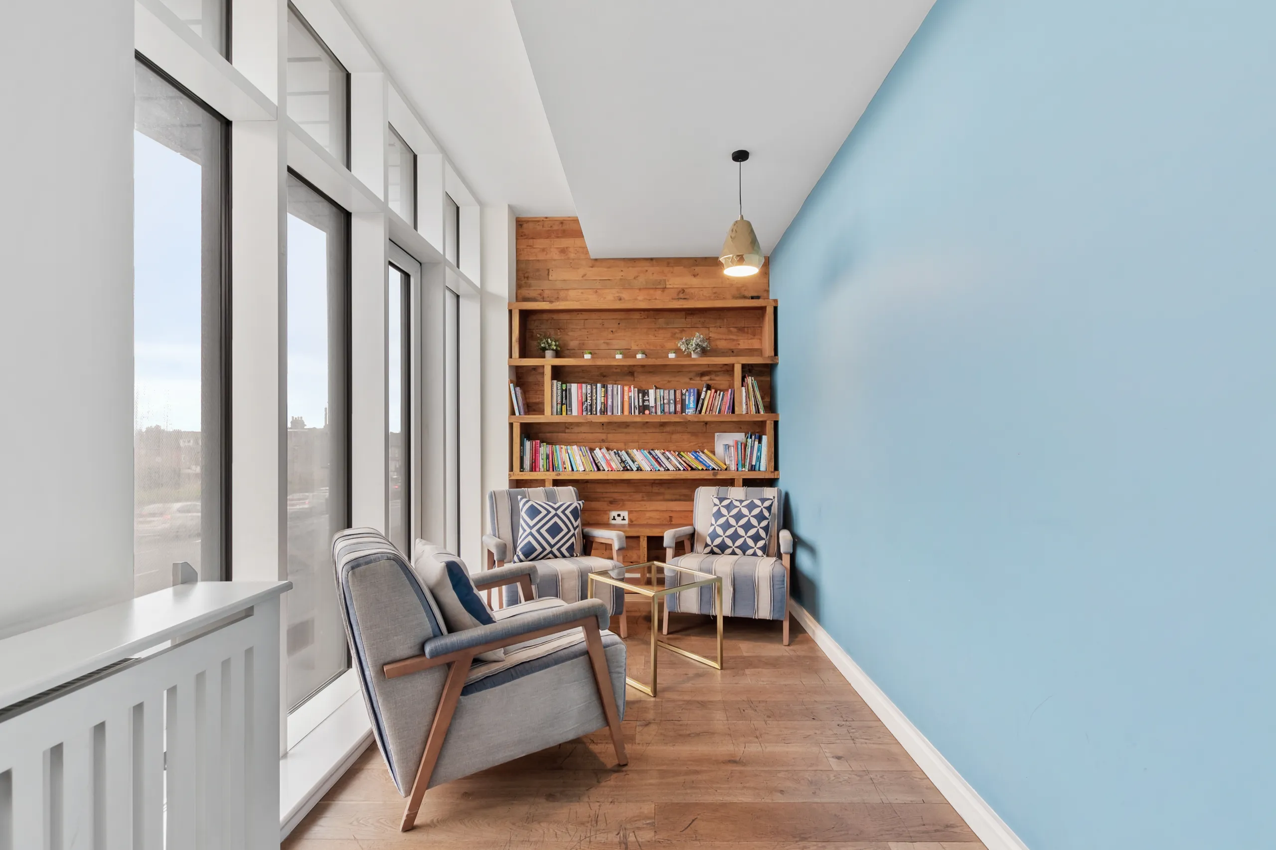 Library corner with armchairs and bookshelves at Vonder Bradstowe
