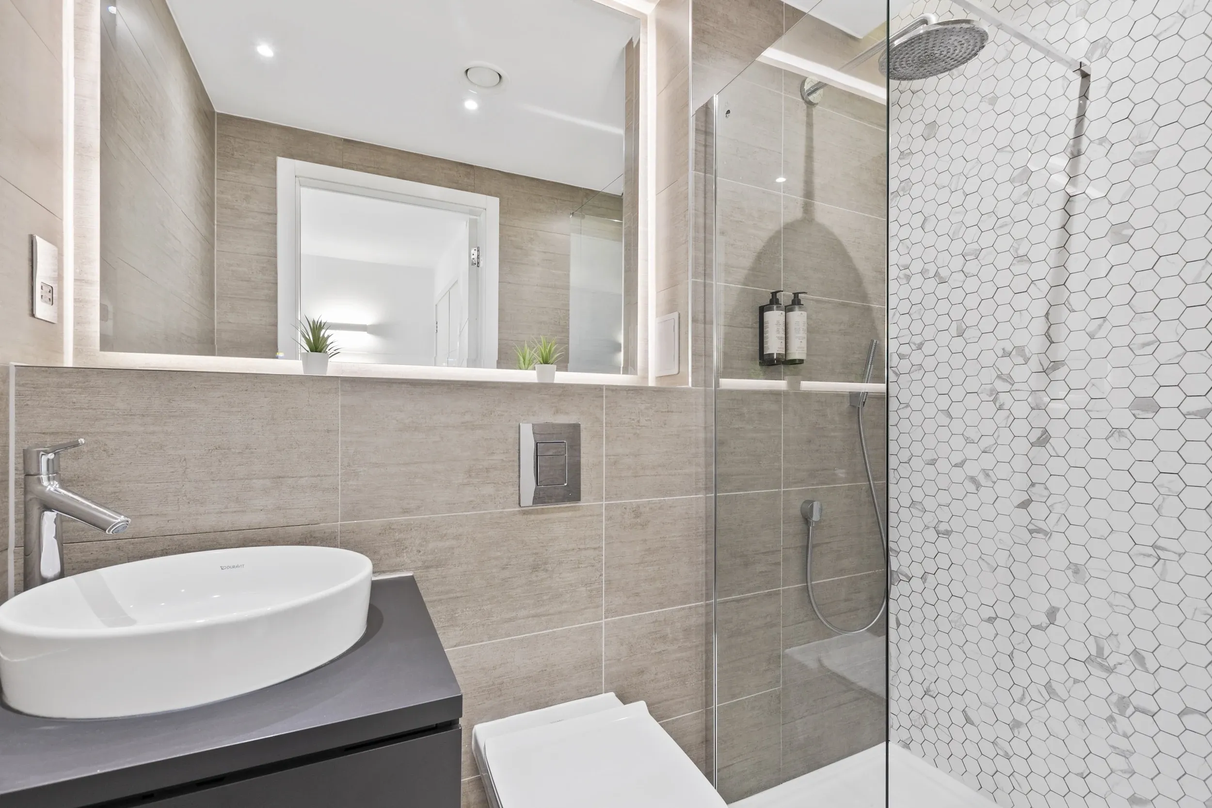 Bathroom with walk-in shower at Vonder Akron House