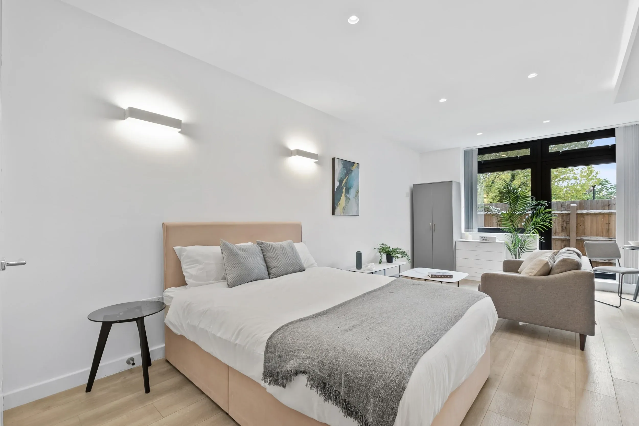 Double bed and wardrobe in a studio at Vonder Akron House