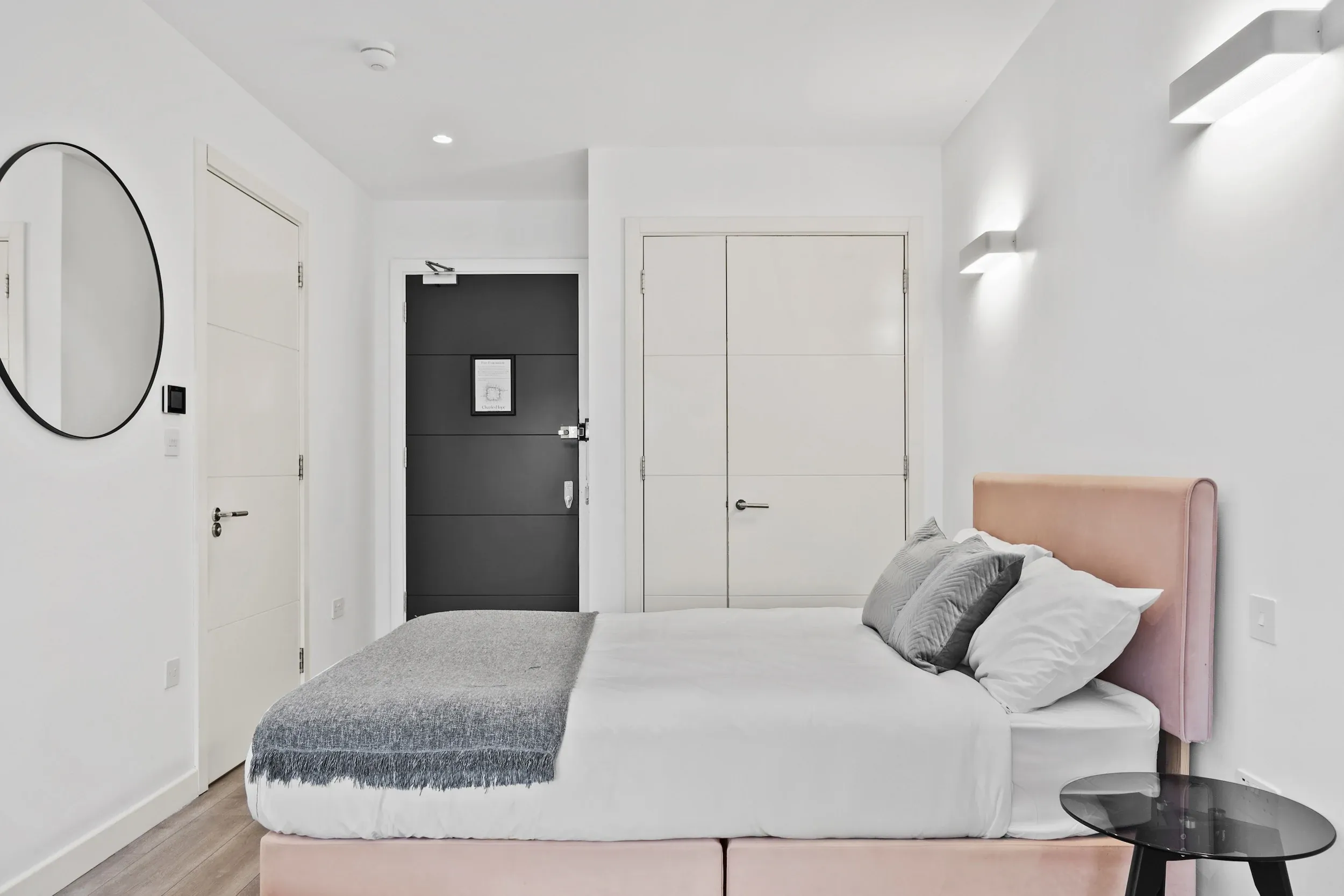 Double bed and entrance to a studio at Vonder Akron House