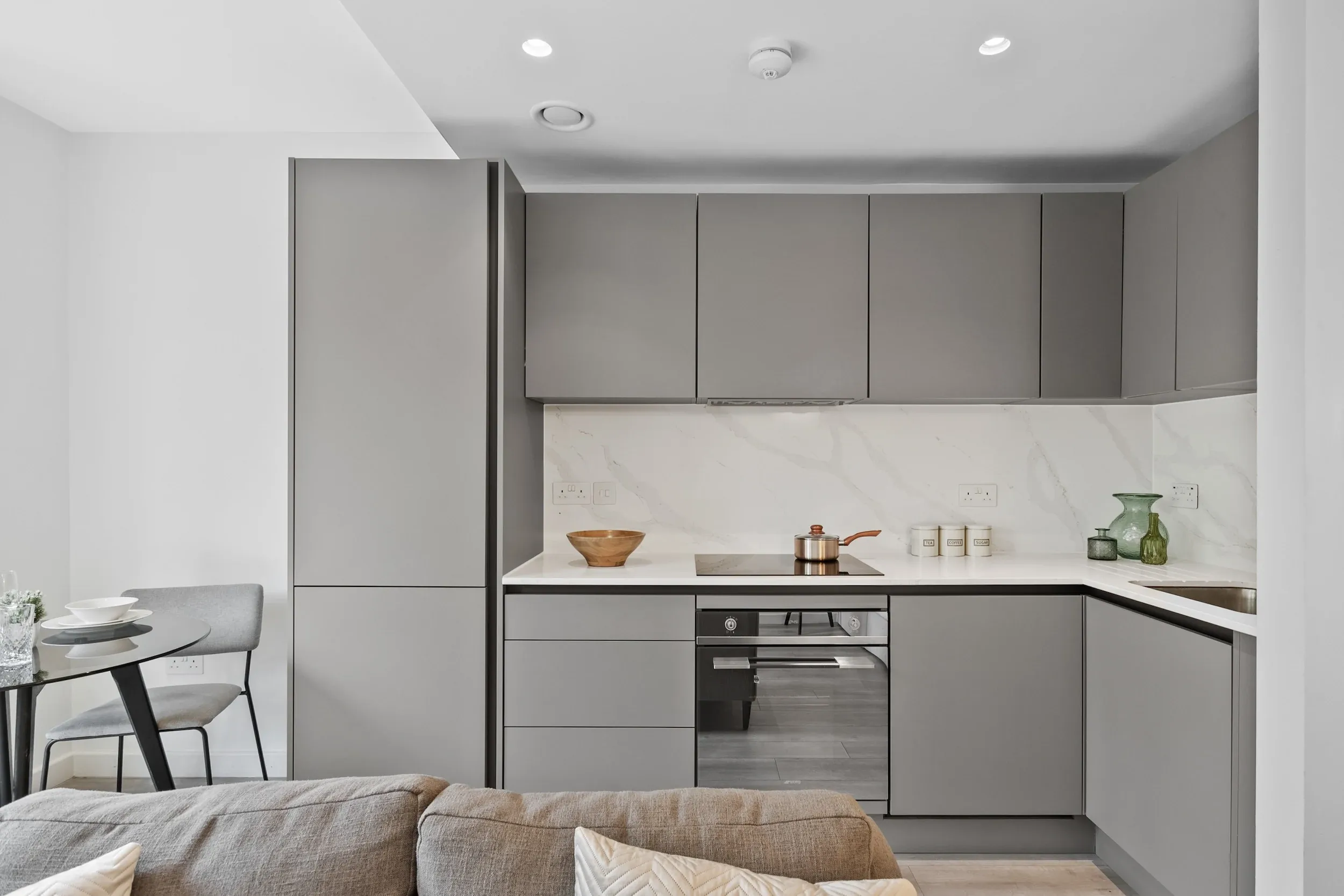 Fitted kitchen with marble splashback at Vonder Akron House