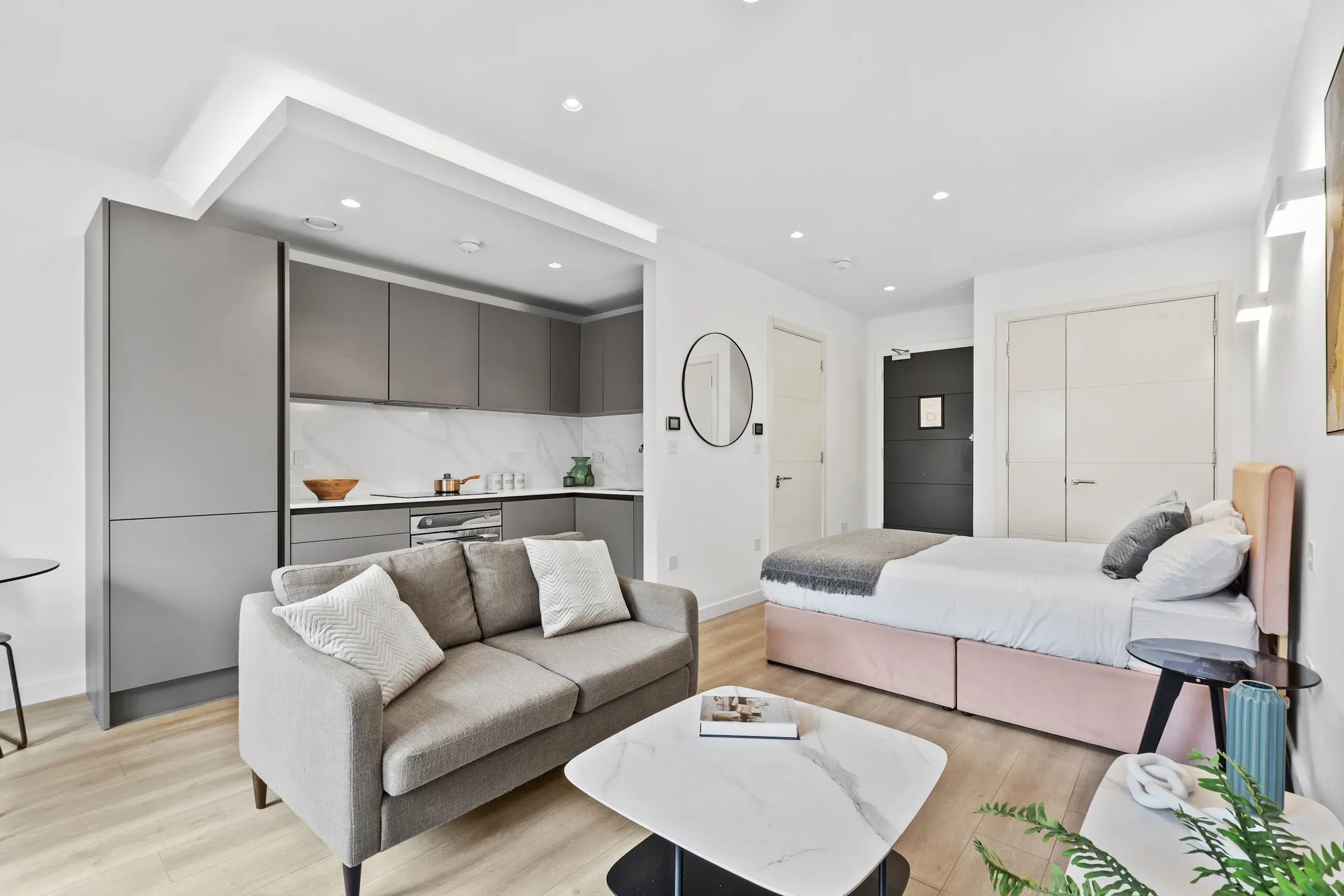 Open-plan living area with sofa and kitchen in a studio at Vonder Akron House