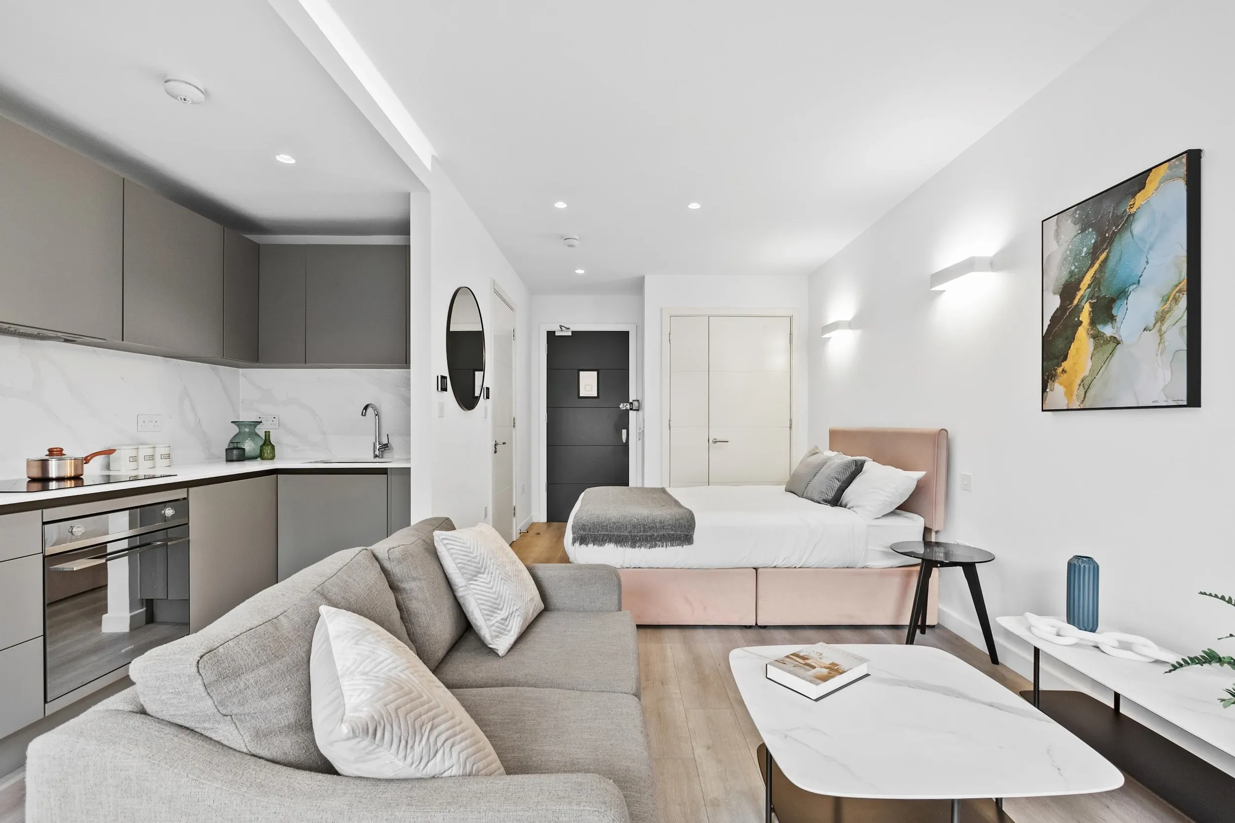 Sofa and kitchen in a studio apartment at Vonder Akron House
