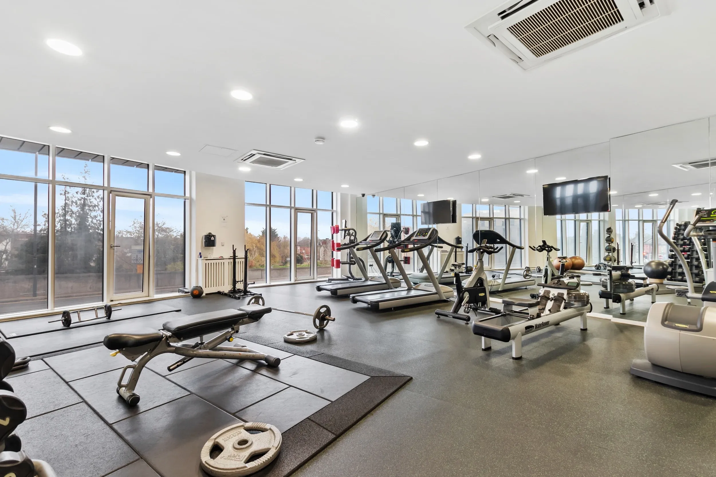 Residents gym at Vonder Bradstowe with free weights and cardio machines