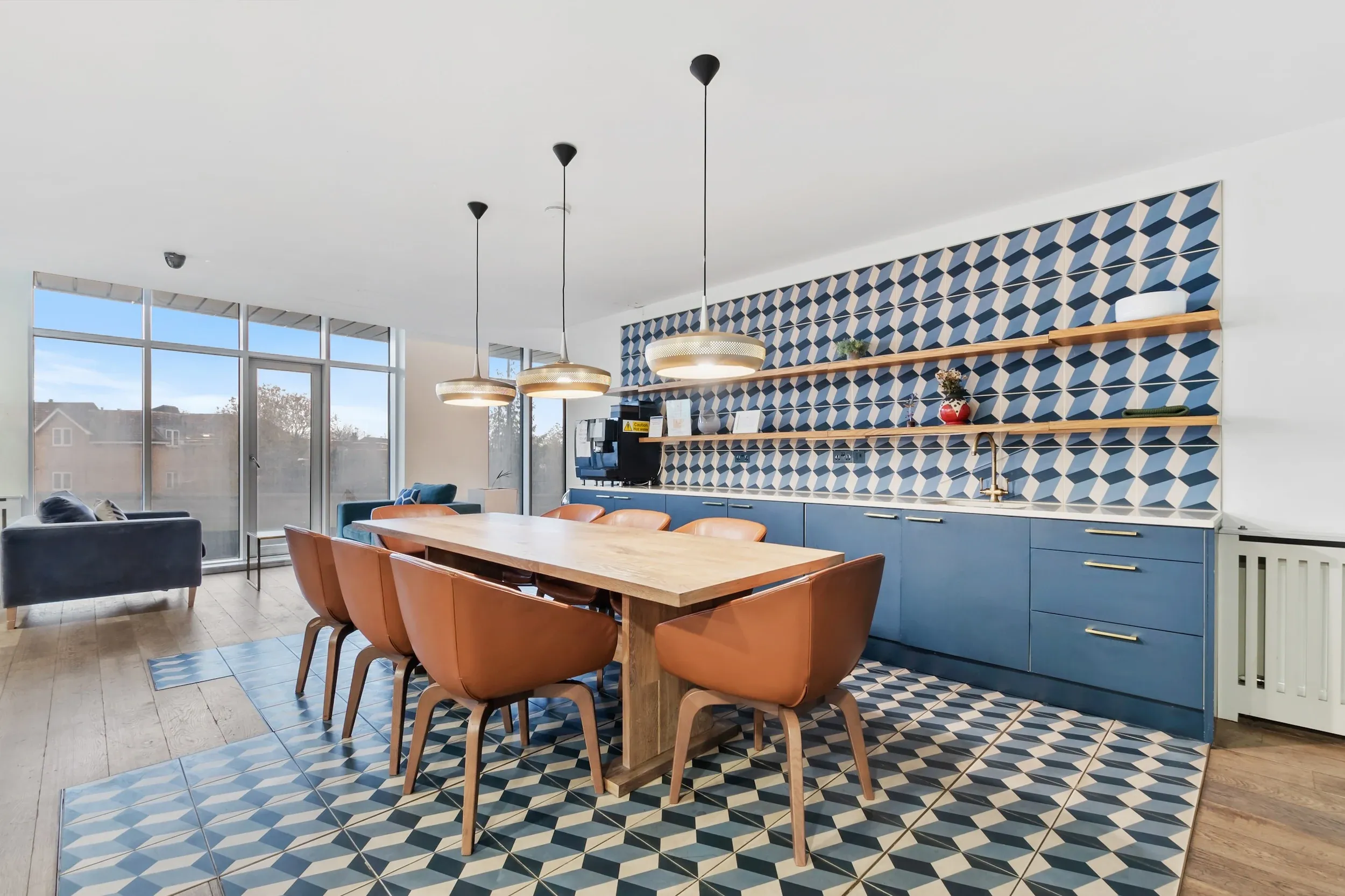 Communal kitchen and dining bar in the lounge at Vonder Bradstowe