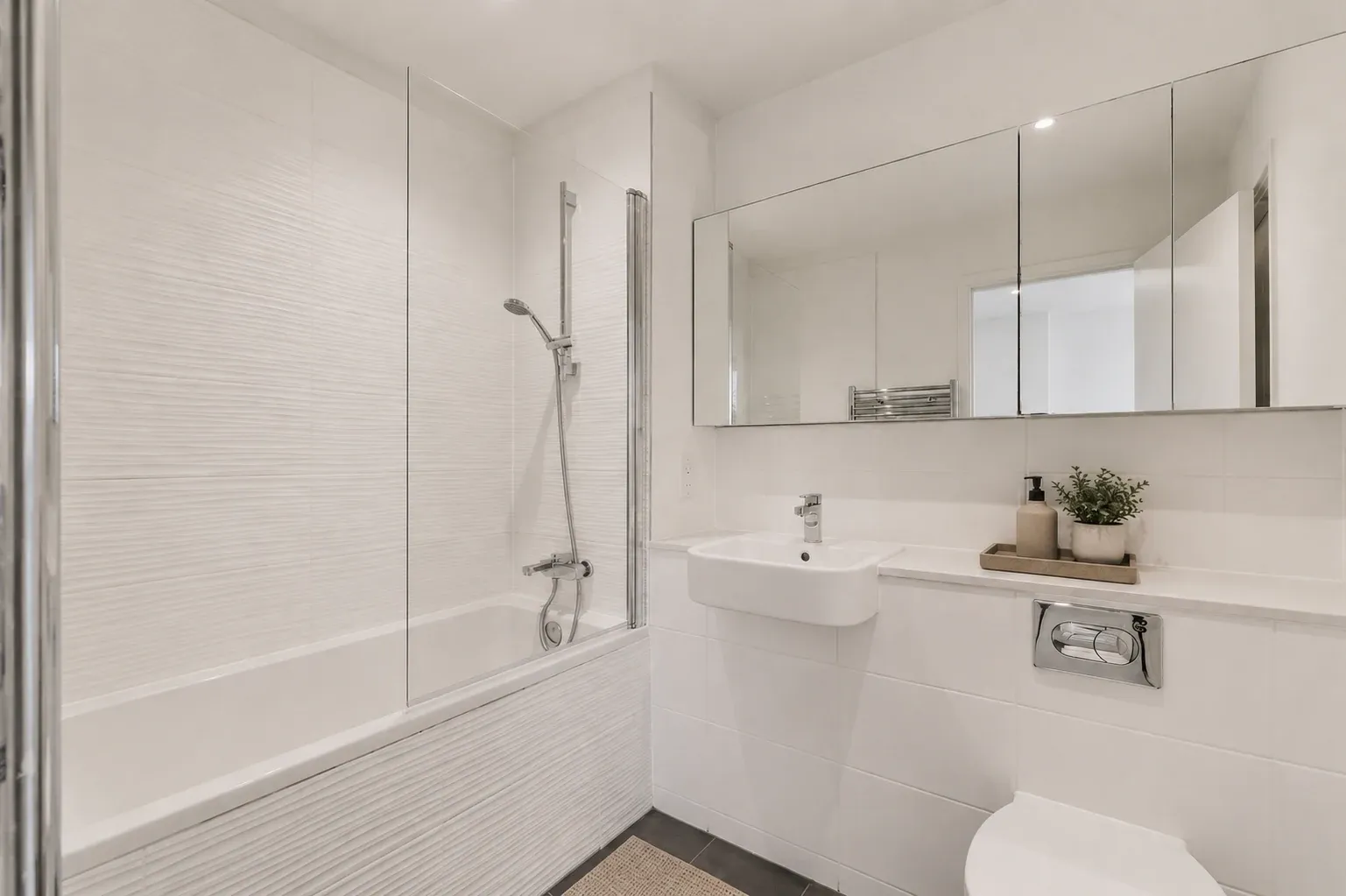Bathroom in a two-bedroom flat at Vonder Crawley, with a bath and overhead shower