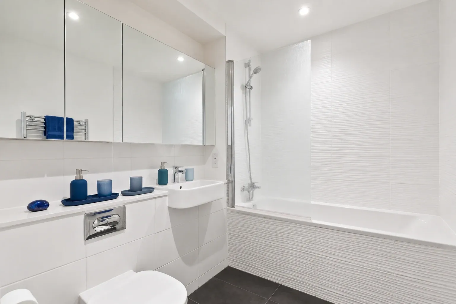 Bathroom in a one-bedroom flat at Vonder Crawley, with a bath and overhead shower